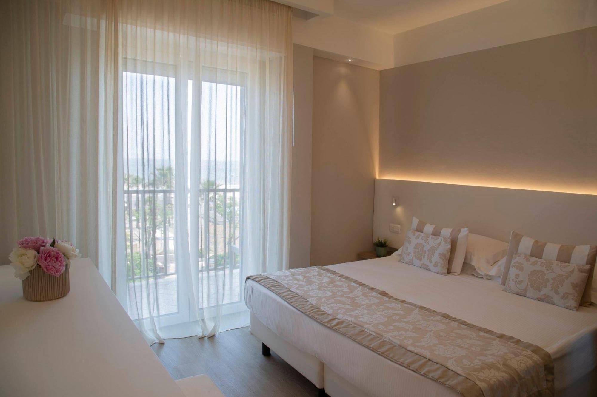 Hotel Mon Cheri Riccione Oda fotoğraf