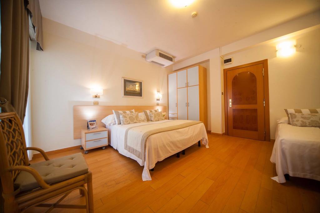 Hotel Mon Cheri Riccione Oda fotoğraf