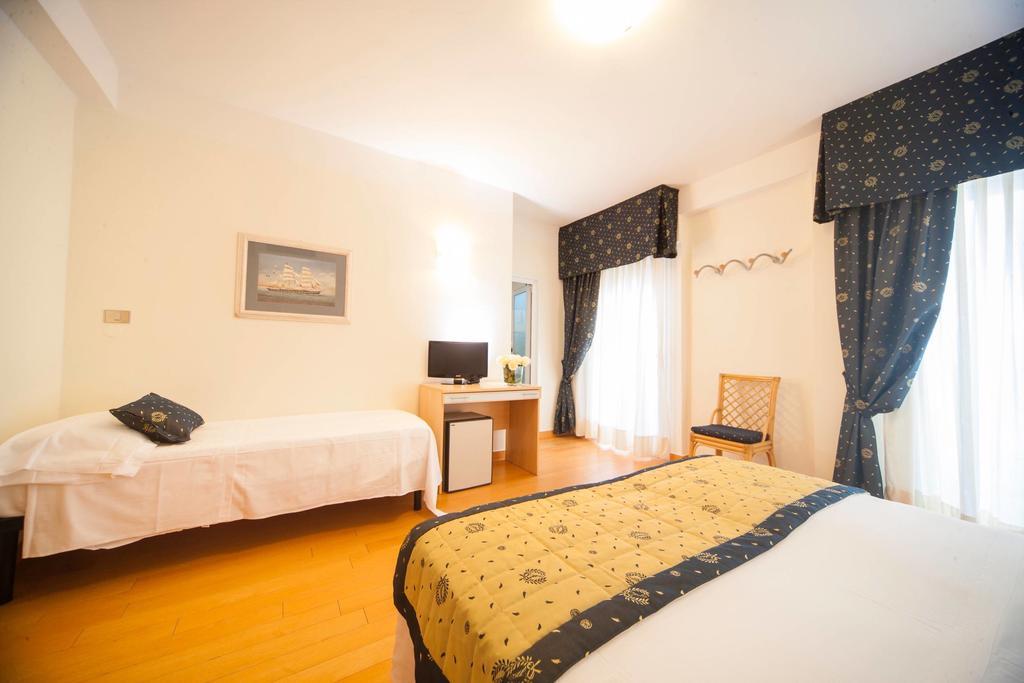 Hotel Mon Cheri Riccione Oda fotoğraf
