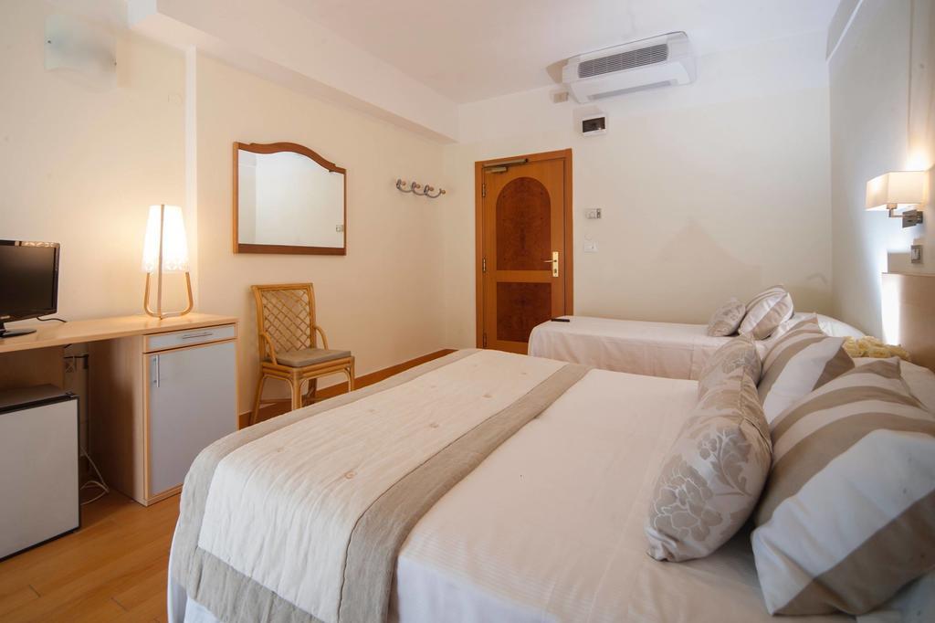 Hotel Mon Cheri Riccione Oda fotoğraf